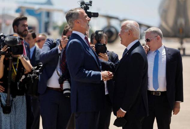 Felipe VI recibe en la base aérea de Torrejón al presidente de Estados Unidos, Joe Biden. 