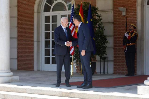 Sánchez y Biden se estrechan la mano a las puertas de la Moncloa. 