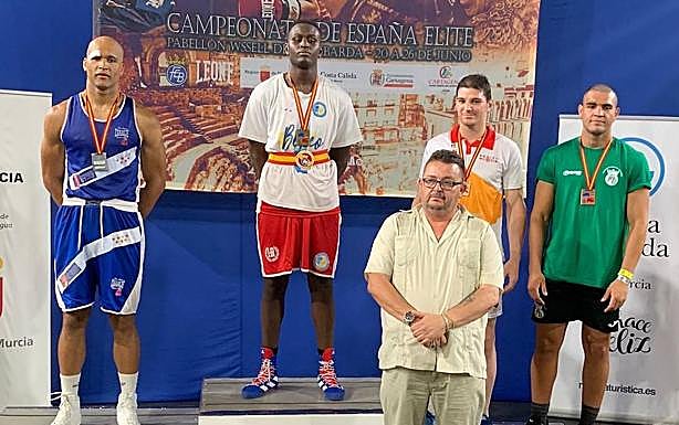 Diop, en lo alto del podio como campeón de España Élite. 