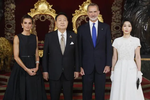 Los reyes posan con el presidente de Corea del Sur, Yoon Suk-yeol, y su esposa, Kim Kun-hee. 