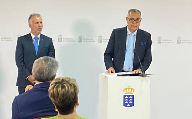 El presidente del Gobierno, Ángel Víctor Torres (i), con el titular del CES, José Carlos Francisco. 