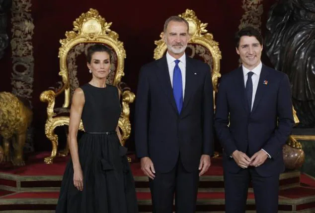Don Felipe y doña Letizia posan junto a Justin Trudeau, primer ministro de Canadá. 