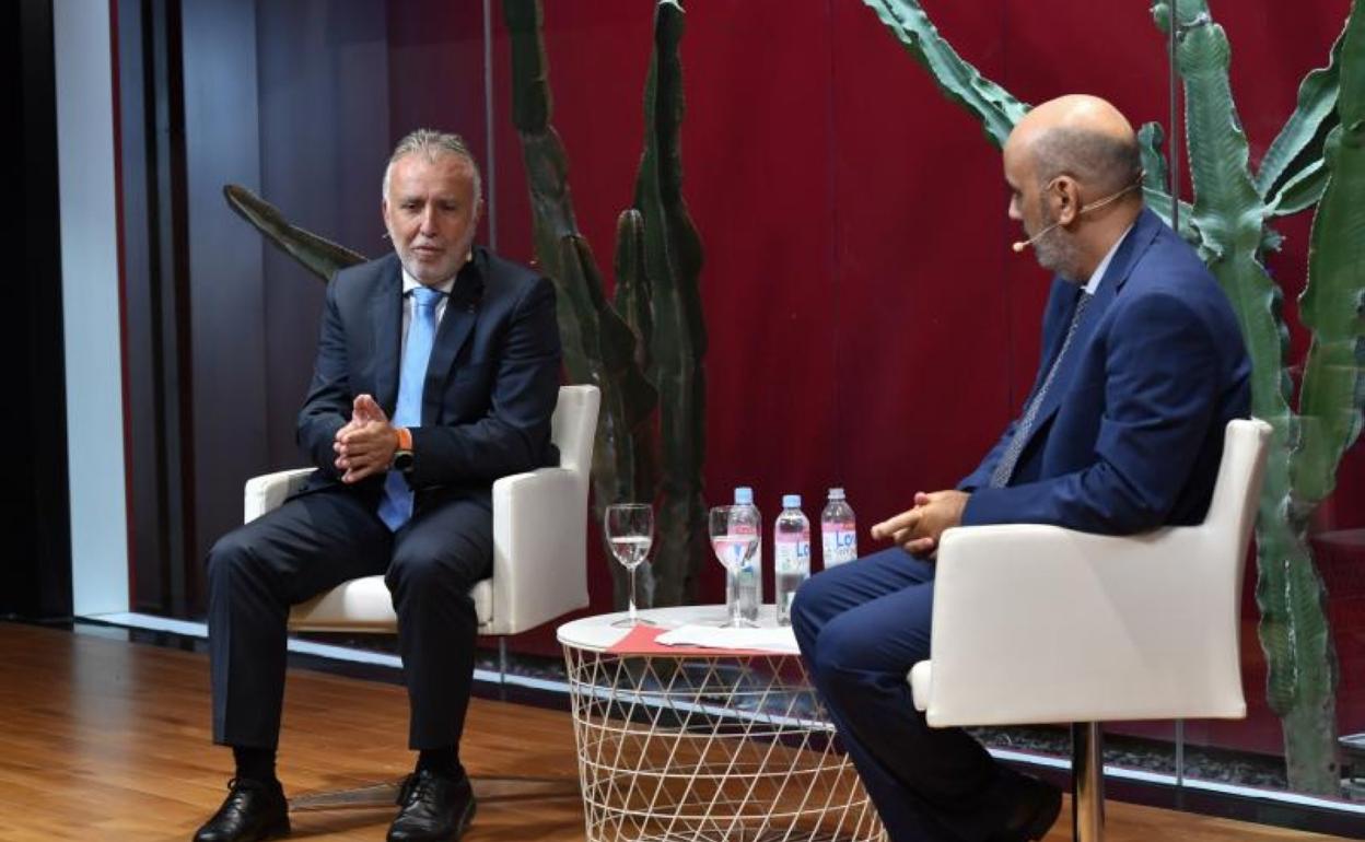 Ángel Víctor Torres durante el acto de ayer en las instalaciones del periódico, que organizó el encuentro, junto al director. 