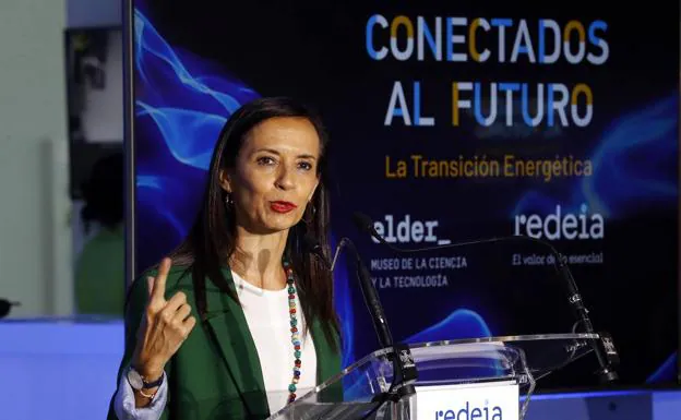 Beatriz Corredor, durante su visita a la exposición 'Conectados al futuro: La Transición Energética'. 