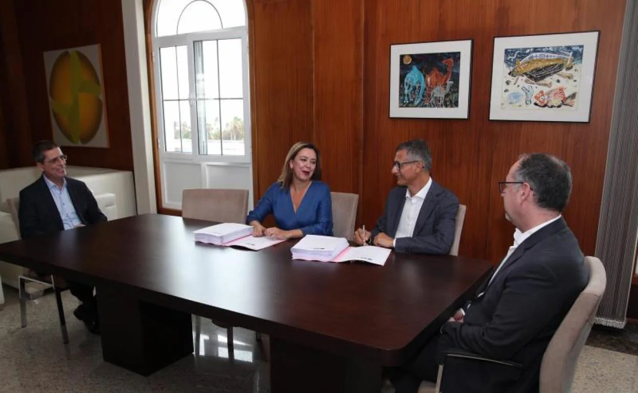 Momento de la firma del acuerdo entre la presidenta, María Dolores Corujo, y representantes de Elecnor. 
