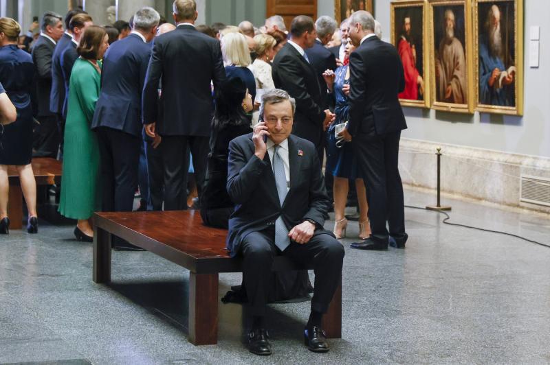 El primer ministro italiano, Mario Draghi, conversa por teléfono a su llegada al Museo del Prado.
