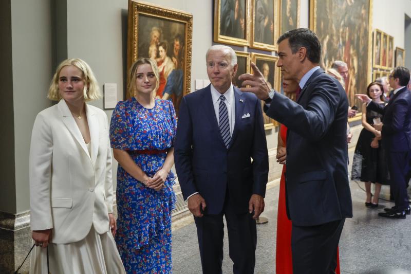 Pedro Sánchez muestra el Prado a Joe Biden y a las nietas del mandatario estadounidense a su llegada al museo.