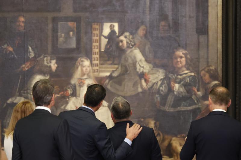 Varios de los jefes de Estado y de Gobierno de la OTAN observan 'Las Meninas' de Velázquez.