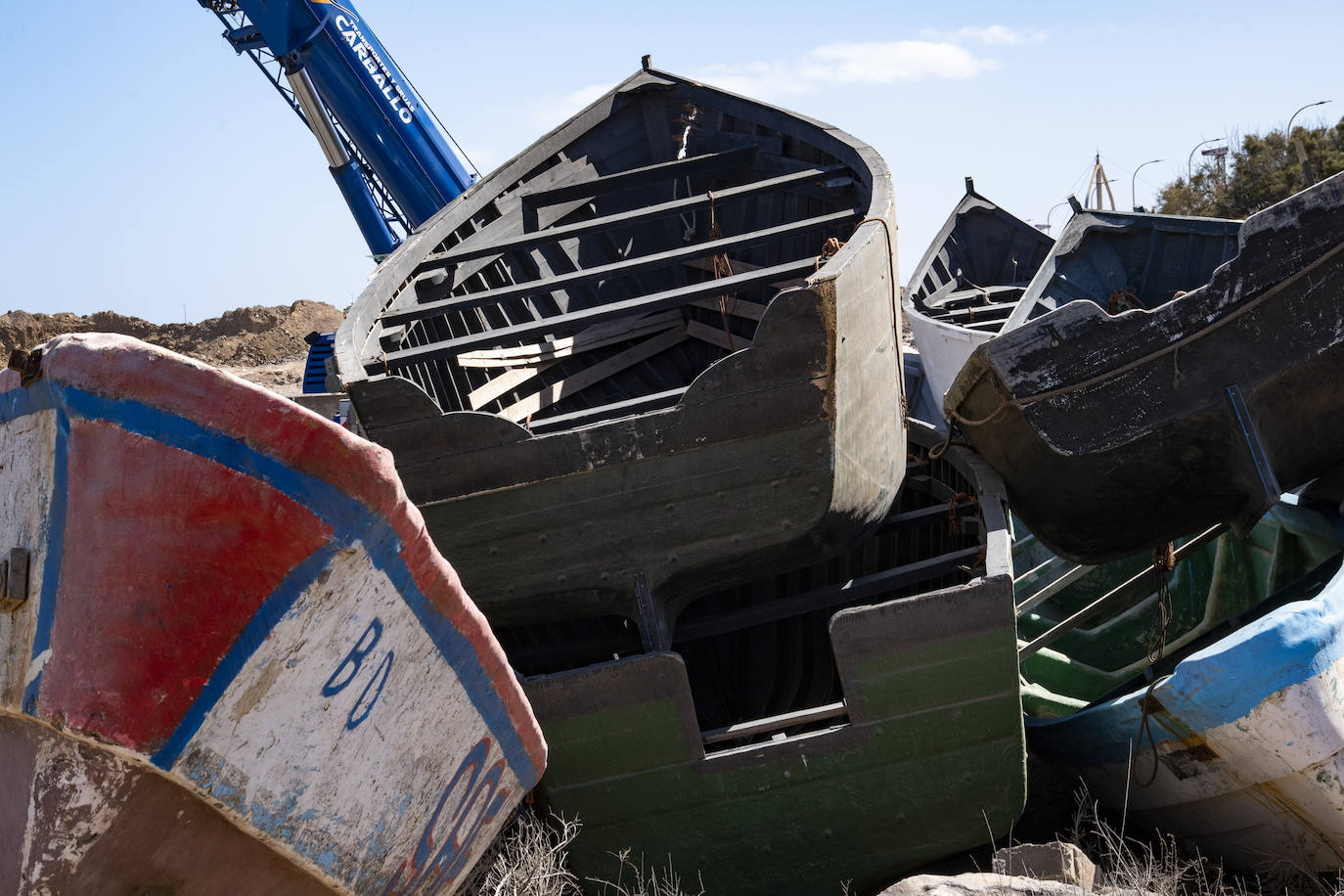 Fotos: Decenas de pateras y cayucos amontonados en Arinaga