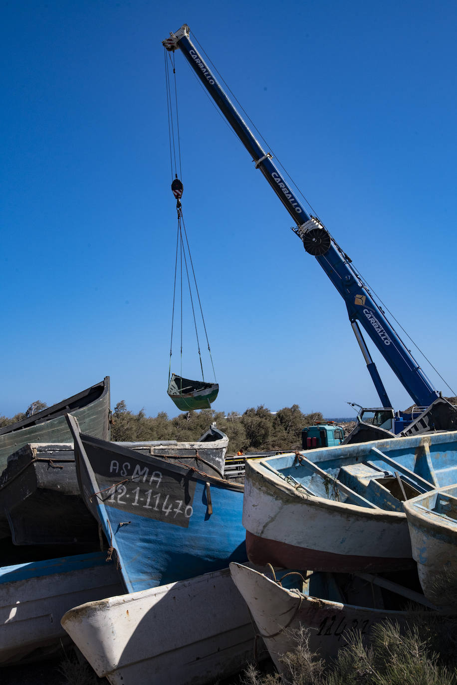 Fotos: Decenas de pateras y cayucos amontonados en Arinaga
