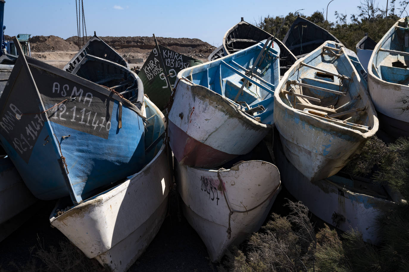Fotos: Decenas de pateras y cayucos amontonados en Arinaga