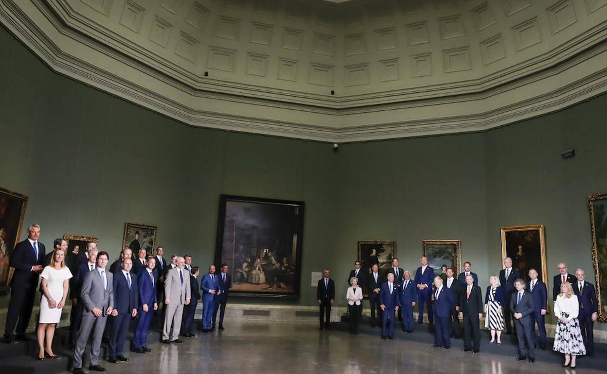 Foto de familia de los jefes de Estado y jefes de Gobierno que participaron en la cumbre de la OTAN, antes de la cena en el Prado. 