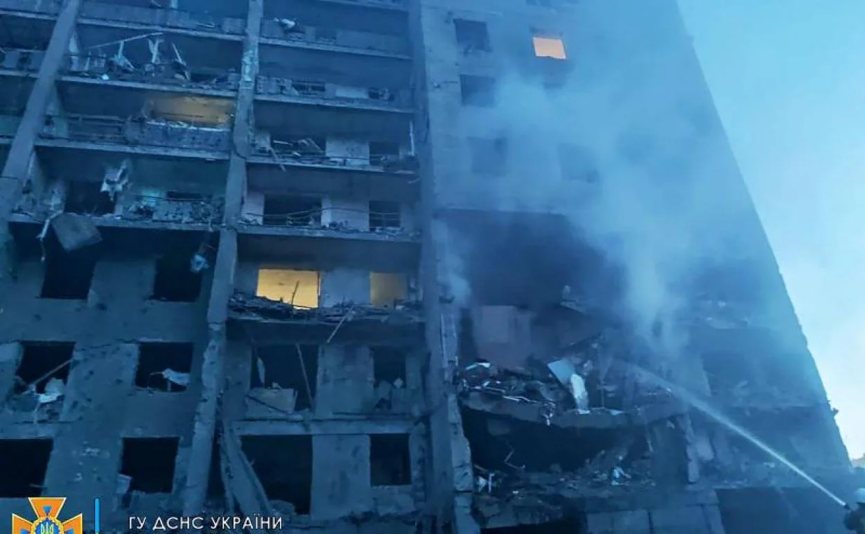El primer misil ha destruido un edificio de apartamentos de nueve plantas 