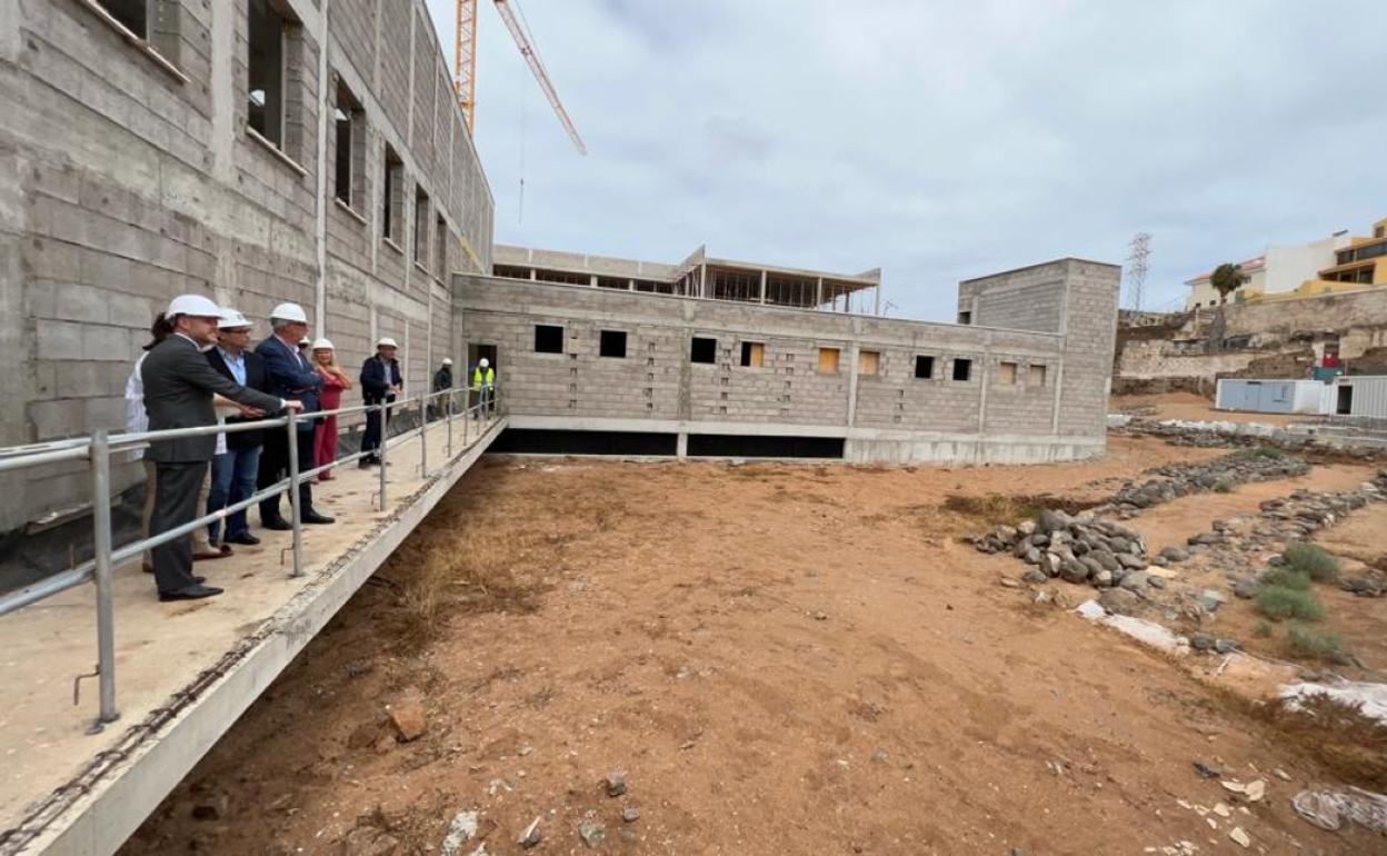 Autoridades locales y regionales, durante la visita a las obras del nuevo instituto de Gáldar. 