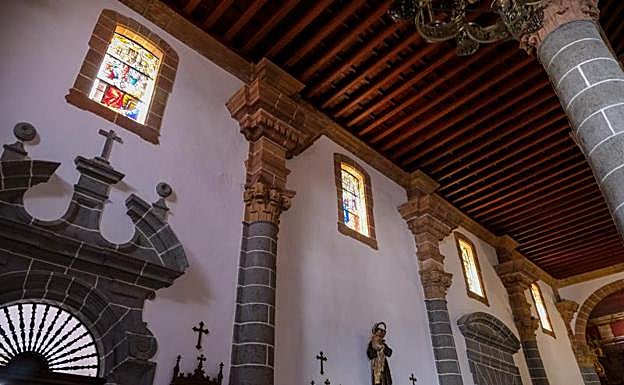 Tres meses de trabajo de limpieza y restauración han invertido los maestros vidrieros Mikel Delika y Manuel Bernabé a las centenarias vidrieras, que han recuperado su esplendor. 