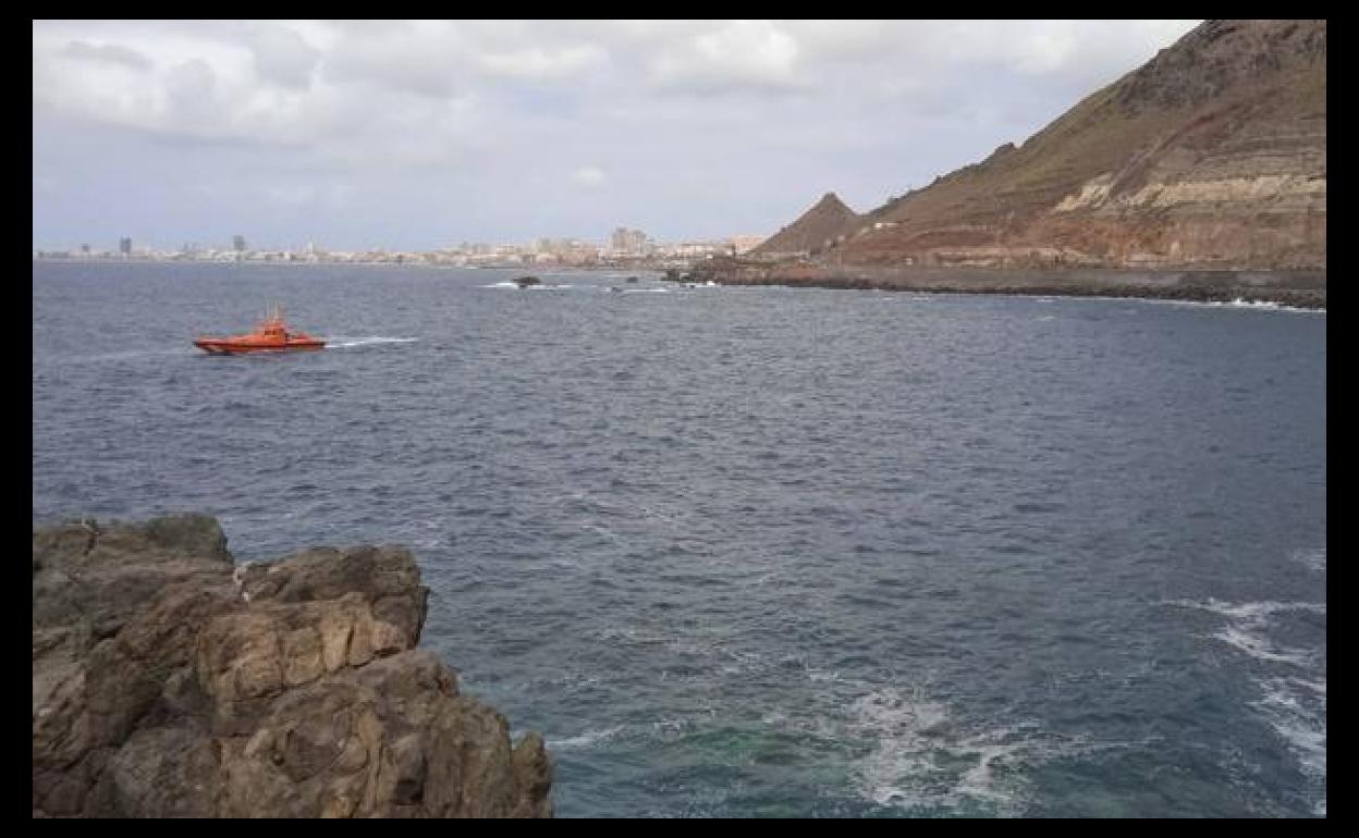 Los equipos de rescate buscan al joven desaparecido este jueves en El Rincón. 