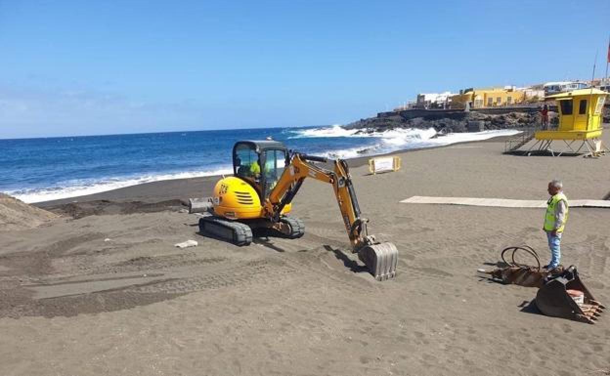 Obras en la playa de La Garita para tratar de detectar el origen del vertido. 