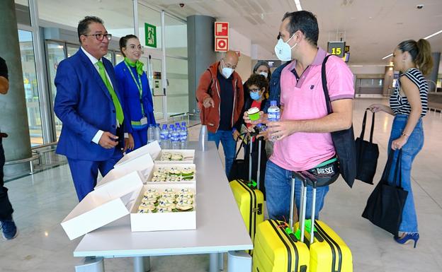 Gilberto Gees, responsable de comunicación de Binter, recibe a los pasajeros del vuelo inaugural. 
