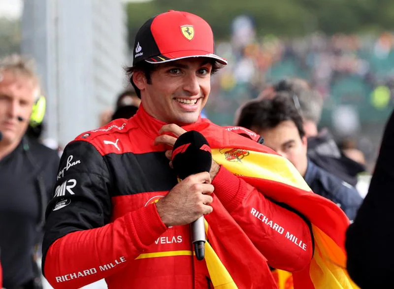 Carlos Sainz coge el micrófono después de su triunfo en el Gran Premio de Gran Bretaña