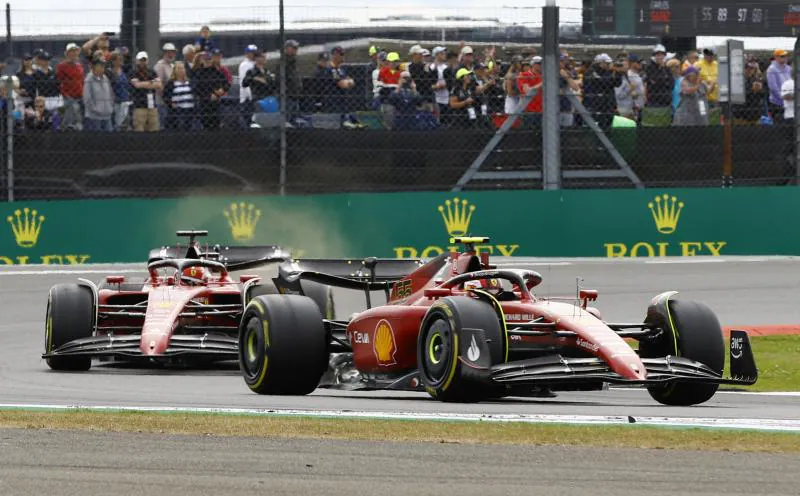 Carlos Sainz pilota su Ferrari perseguido por su compañero Charles Leclerc.