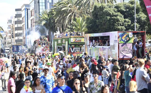 Un momento de la cabalgata de carnaval que se celebró este sábado en la capital grancanaria. 