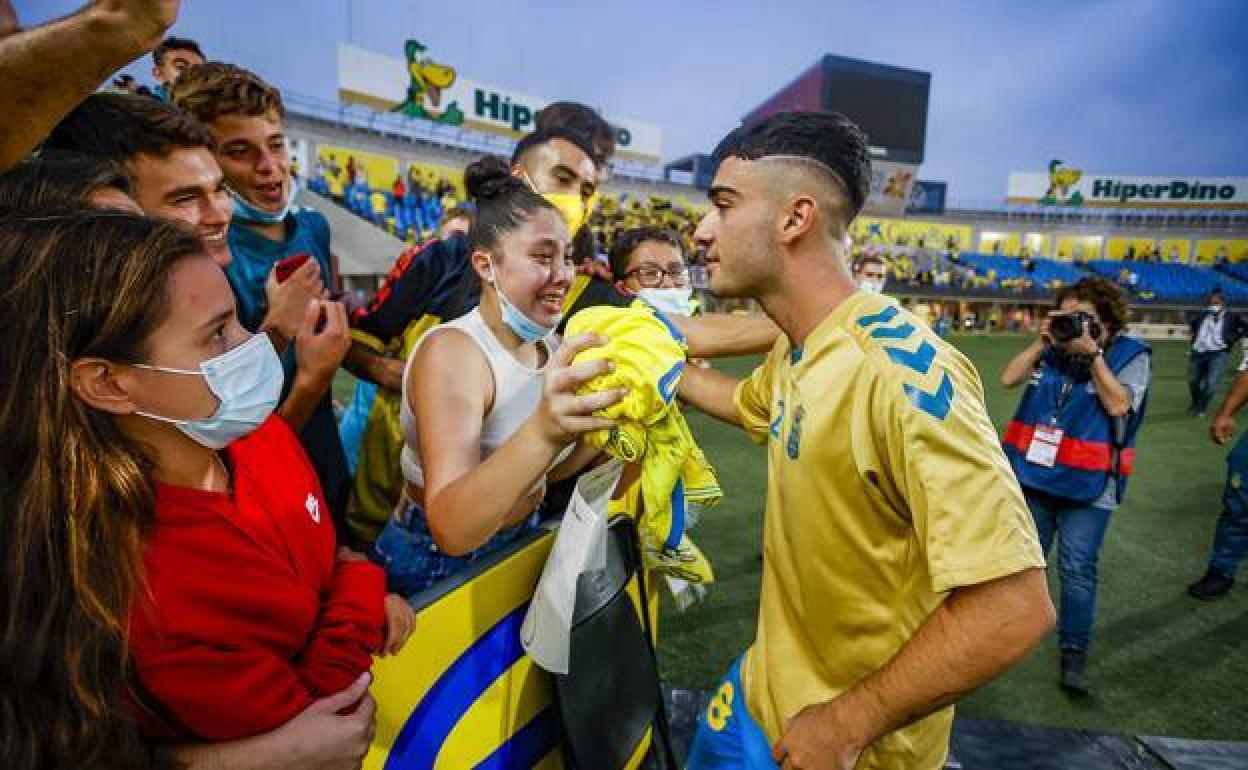 Moleiro,con varios aficionados de la UD en el Gran Canaria. 