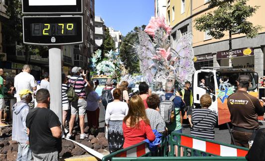 Un agente de seguridad privada vigila el paso de la cabalgata de carnaval. 