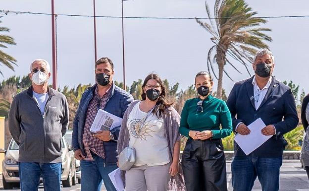 Concejales y alcalde, en un acto público. 