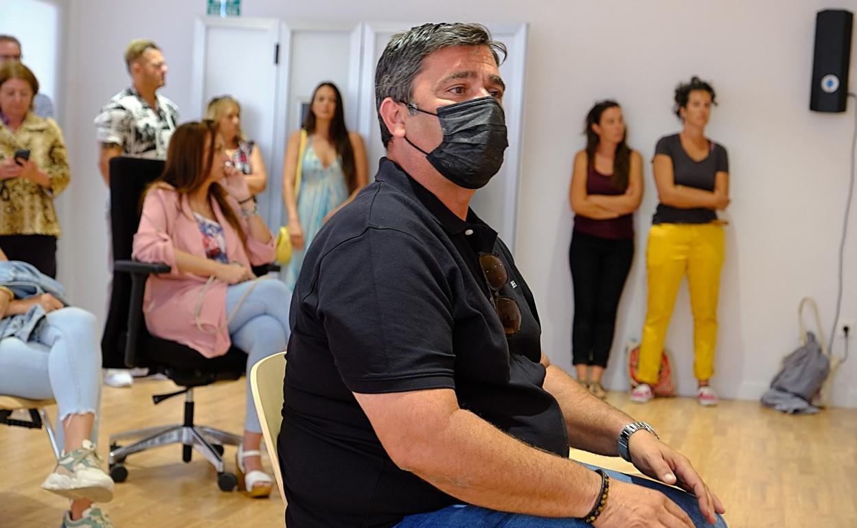 Herrera Martel, en el juicio, y de fondo (con chaqueta rosa), Yaiza Sotorrío. 