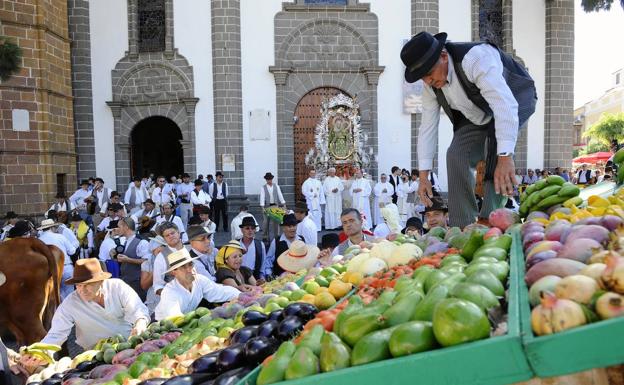 Imagen de una de las últimas romerías-ofrenda del Pino, con la imagen al fondo.