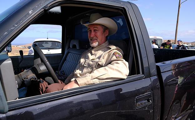 Un actor, en una camioneta y con sombrero texano, preparado para el rodaje. 