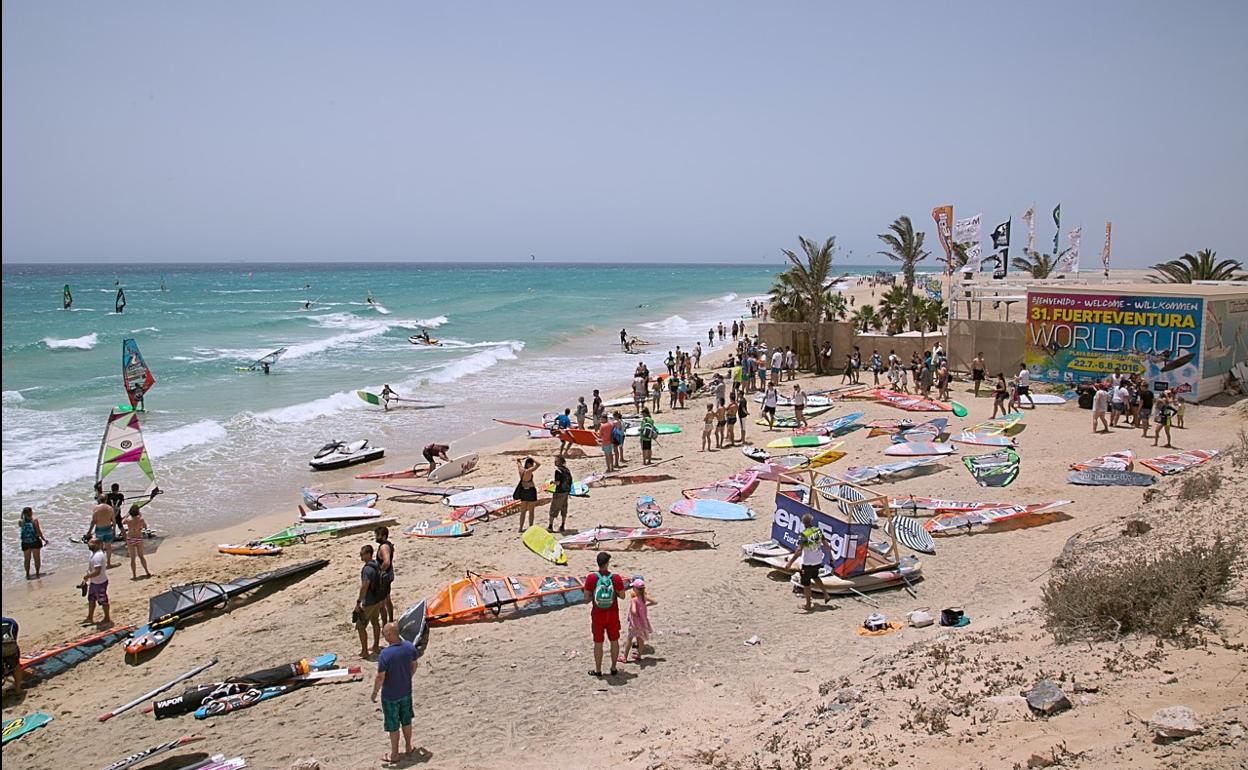 Trasiego habitual en playa de la Barca, en Jandía, en una edición pasada del campeonato. 