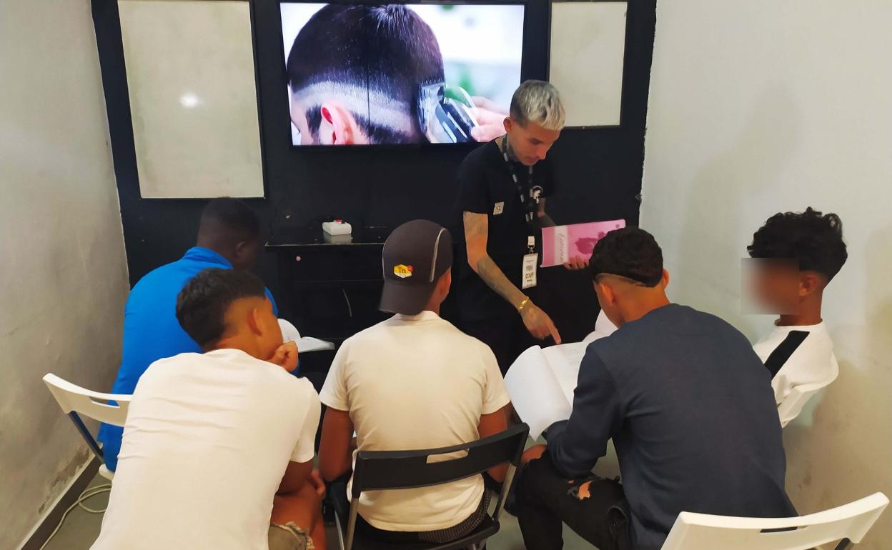 Ferna comenta detalles del curso con algunos de los chicos que particpan en él. 