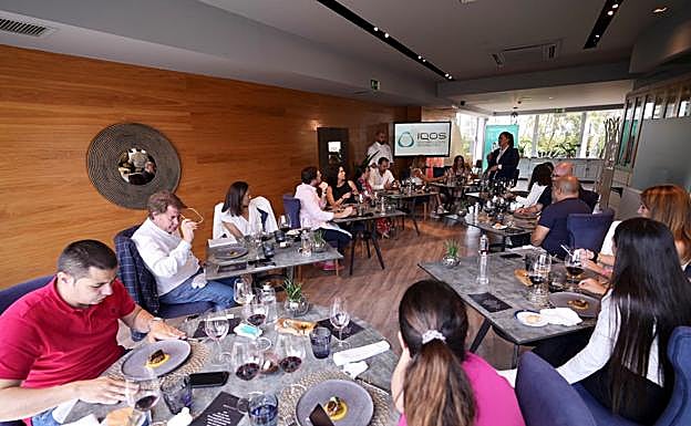 Imagen principal - Foto superior, una vista general del acto. Abajo, Pepe Segura, responsable de Asuntos Externos y Comunicación de Philip Morris en Canarias y Alba Bernal y Drazen Alkzandar, maitre-sumiller y chef del Umiaya. 