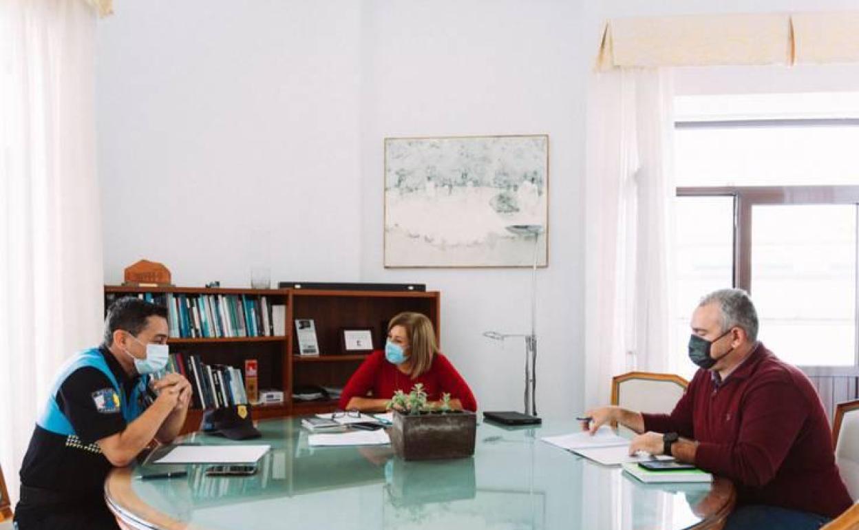 Jefe policial, alcaldesa y edil responsable. 