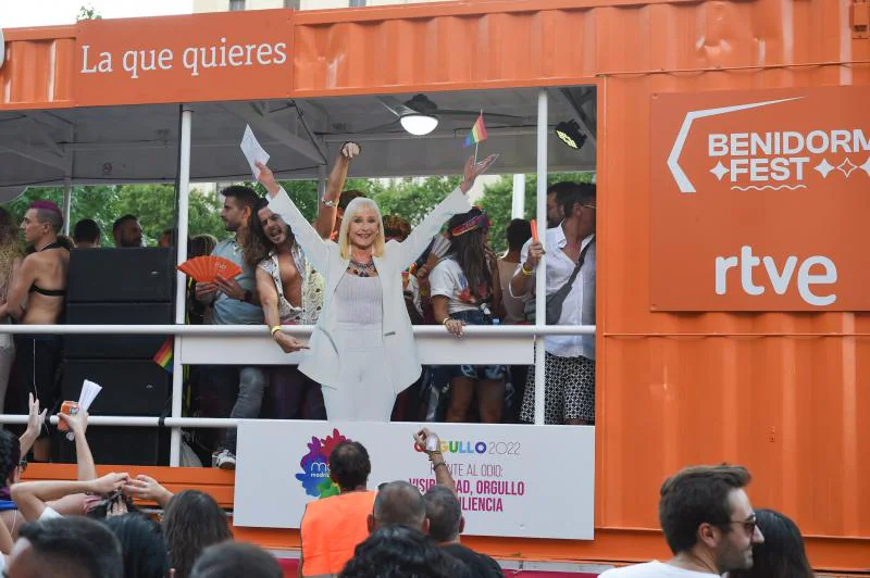 La carroza de RTVE luce una imagen de la fallecida Rafaella Carrà. 