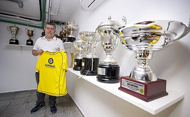 Felipe Nuez posa con la camiseta del Guaguas y los trofeos cosechados por el club isleño. 