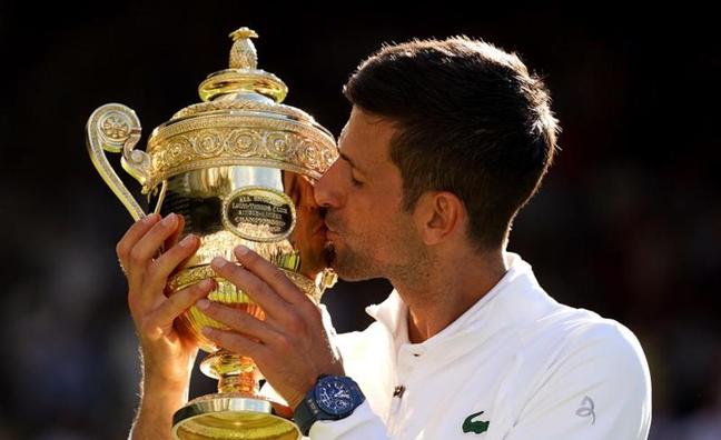 Novak Djokovic besa su séptimo trofeo de Wimbledon./EP