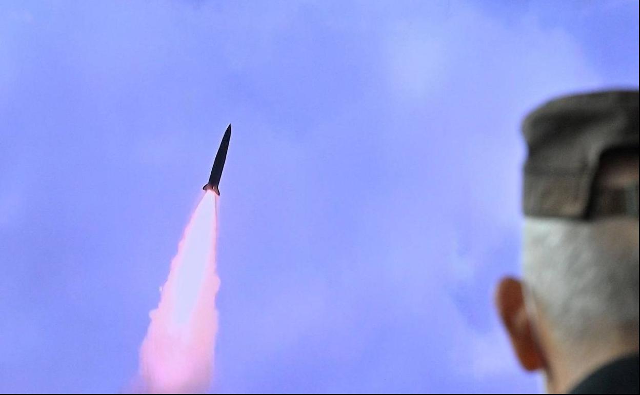 Un hombre observa el lanzamiento de un misil norcoreano.