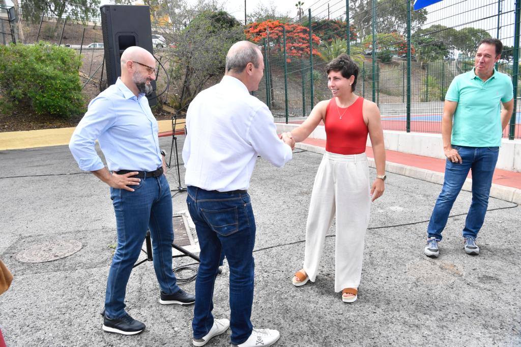 Autoridades junto a la tenista Carla Suárez.