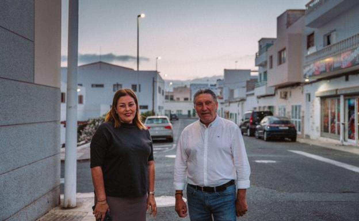 La alcaldesa Astrid Pérez y el concejal de Obras Públicas, Roberto Herbón, en el alumbrado de la calle Padre Claret. 