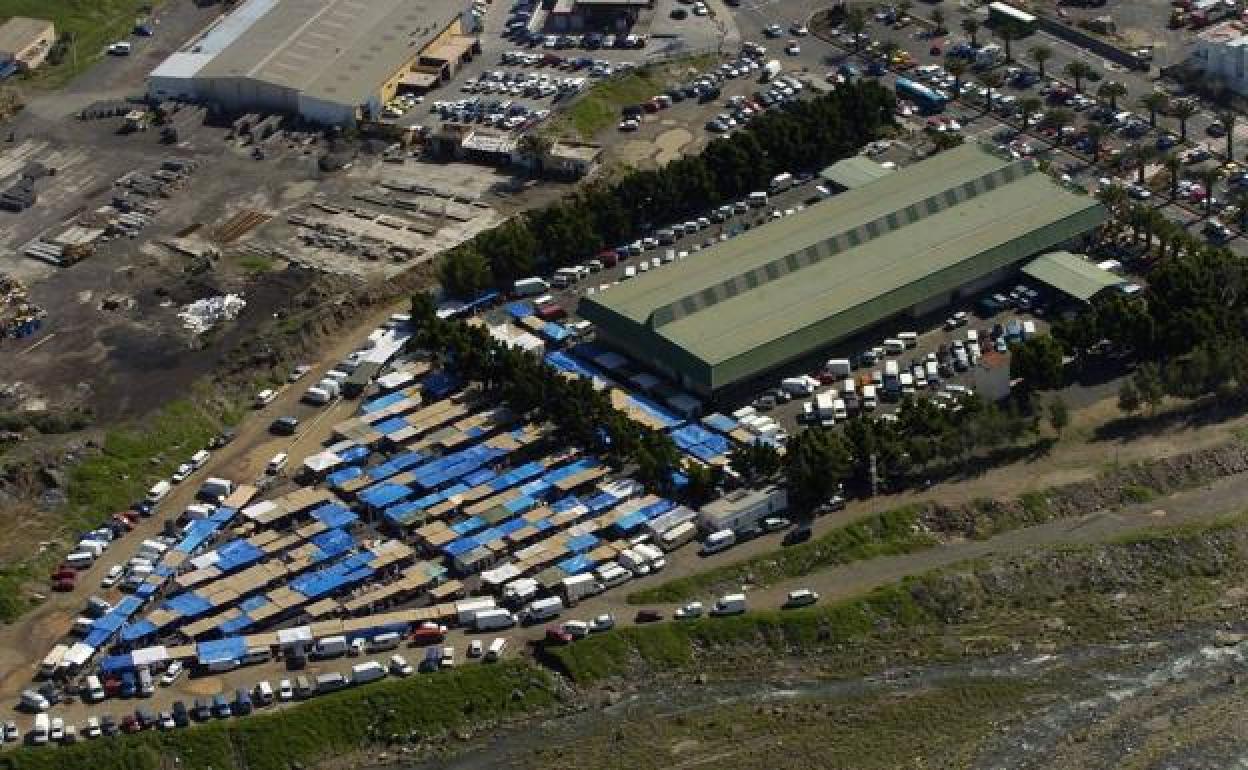 Foto de archivo de una vista aérea del Mercado en un día de mercadillo. 