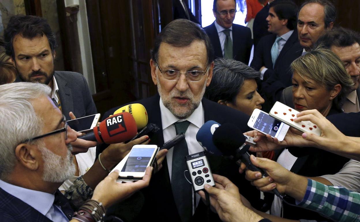 Mariano Rajoy comparece ante los medios tras un pleno en el Congteso en 2015.