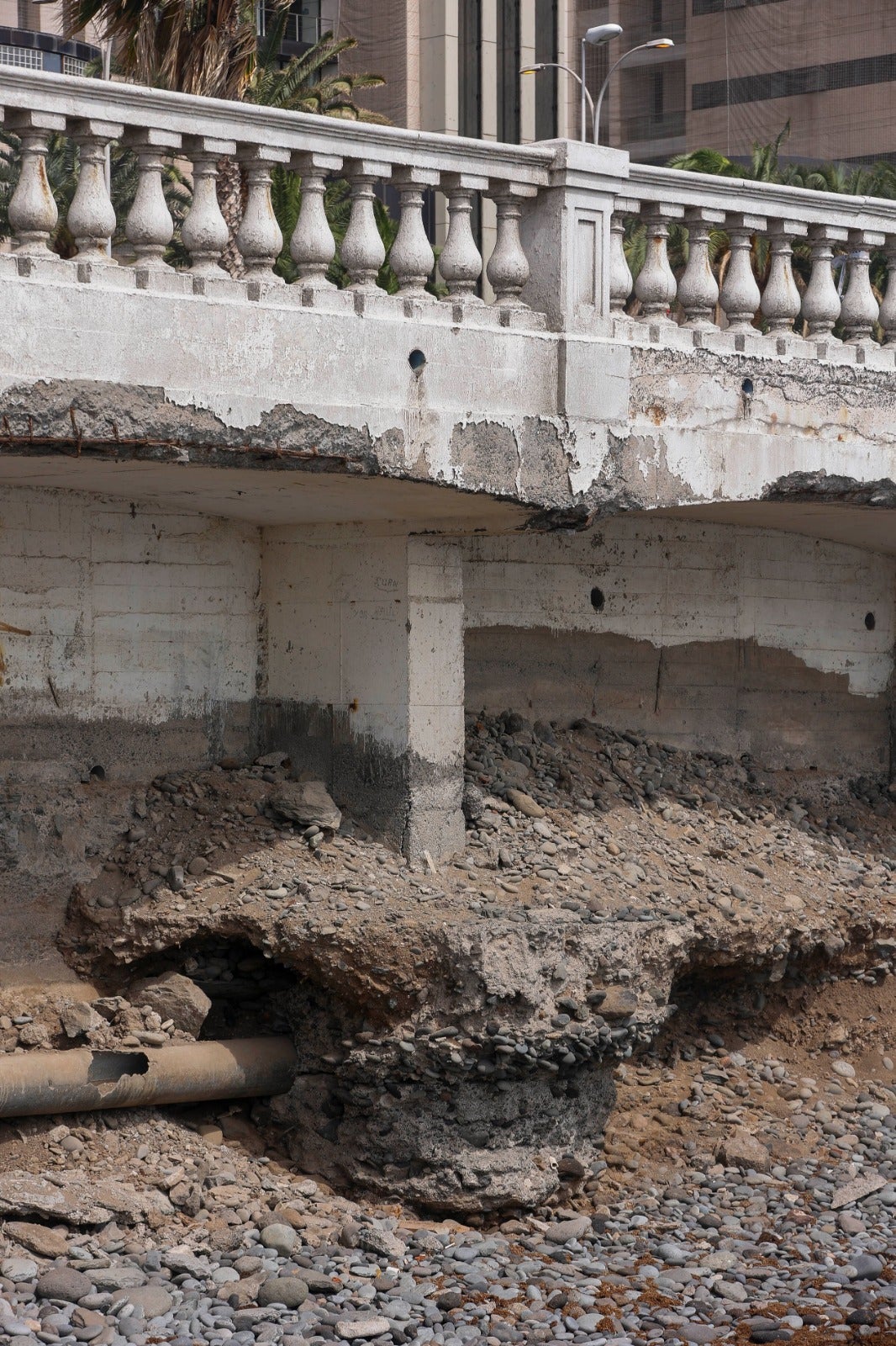 Fotos: Trabajos de la obra que va a restituir la escollera de la Avenida Marítima