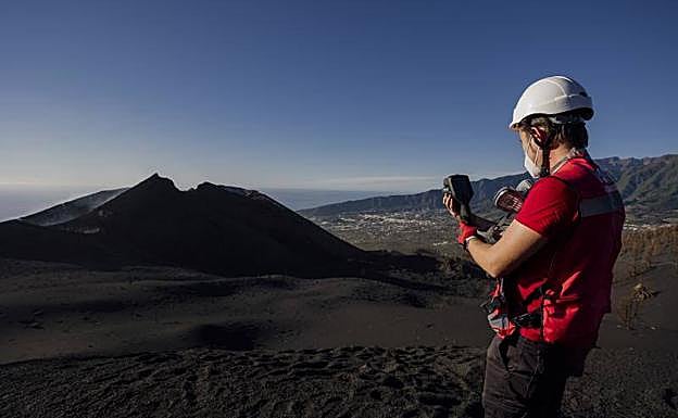 Labores de investigación en el cono del volcán de Cumbre Vieja. 