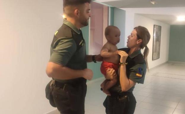 Los dos guardias civiles, la tarde del sábado, tras auxiliar al bebé. 