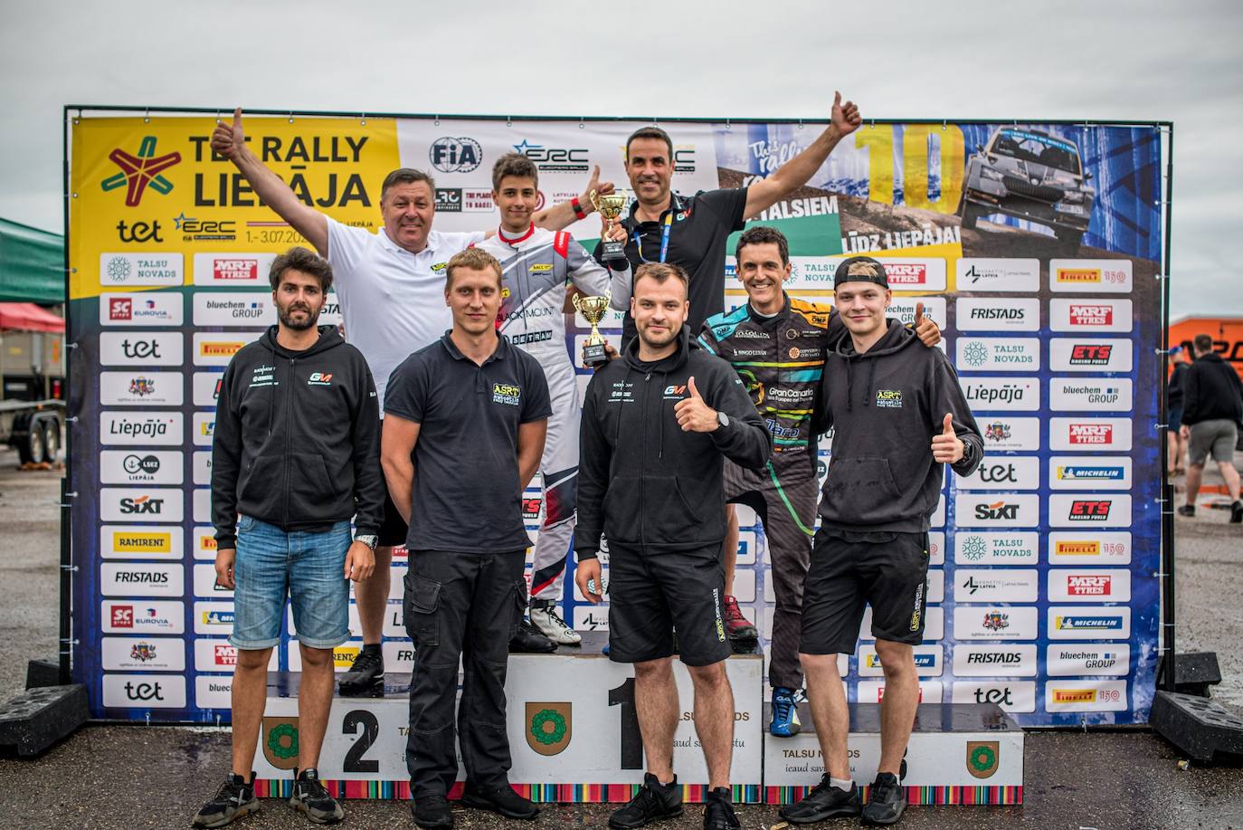 Rogelio Peñate, junto a Gil Membrado y el resto del podio. 