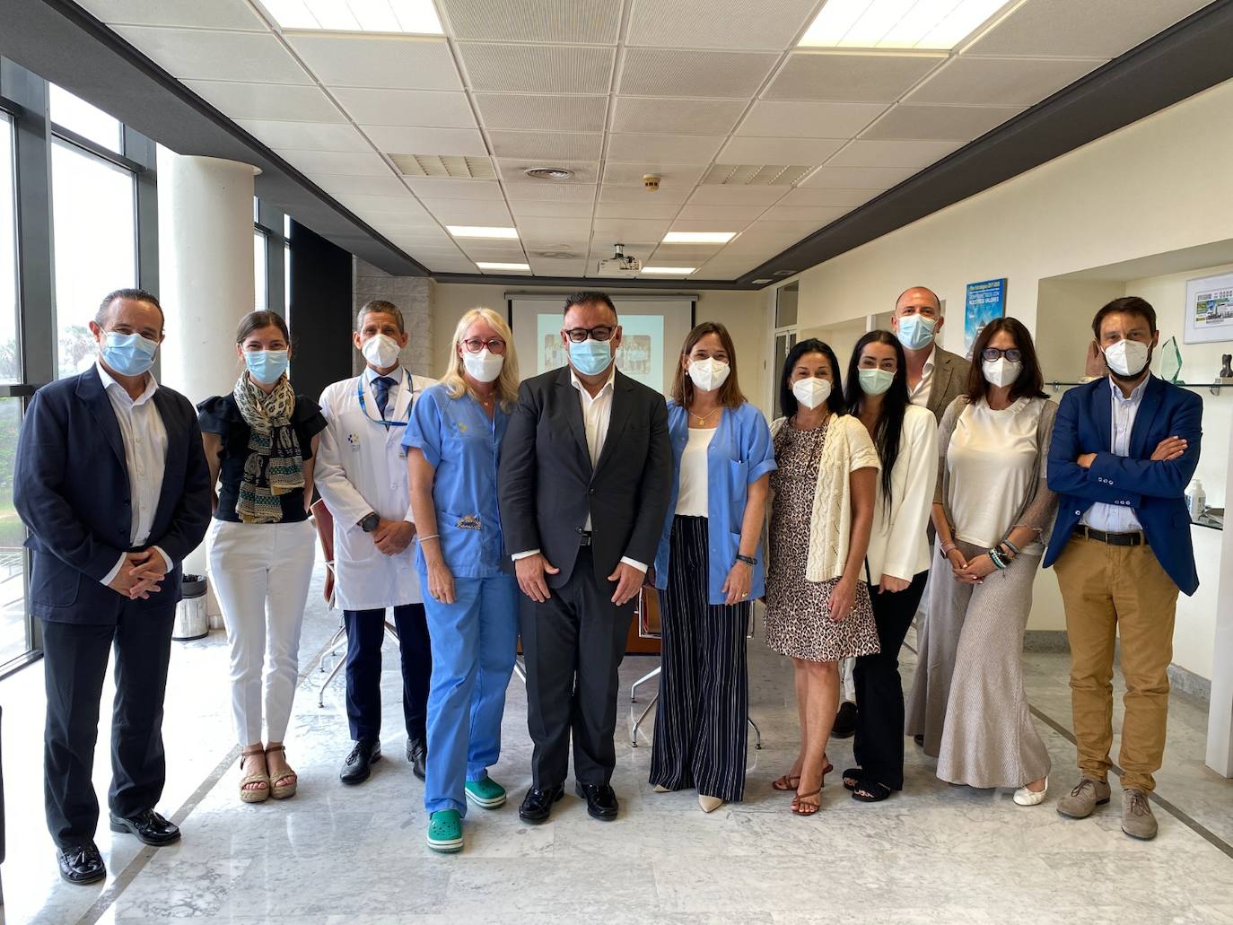 Foto de familia realizada durante la visita al centro hospitalario. 