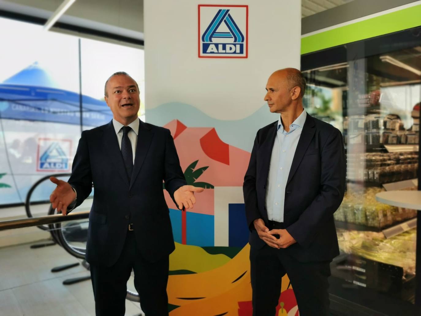 El alcalde de Las Palmas de Gran Canaria, Augusto Hidalgo (i), junto al director de Expansión de ALDI en Canarias, Jesús García. 