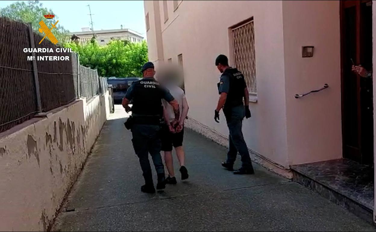 La Guardia Civil se lleva al detenido en San Just Desvern. 